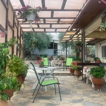 Apartment Effie's Maisonette With Detached