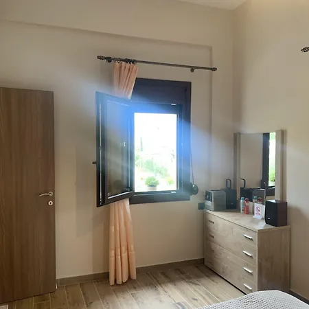 Effie's Maisonette With Detached アマイヤポリ