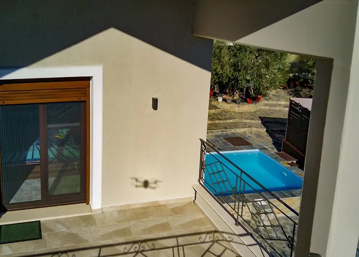 Effie's Maisonette With Detached