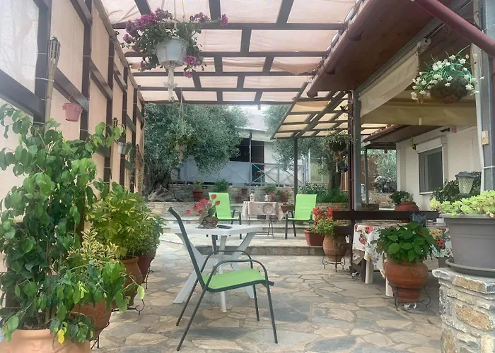 Appartamento Effie's Maisonette With Detached